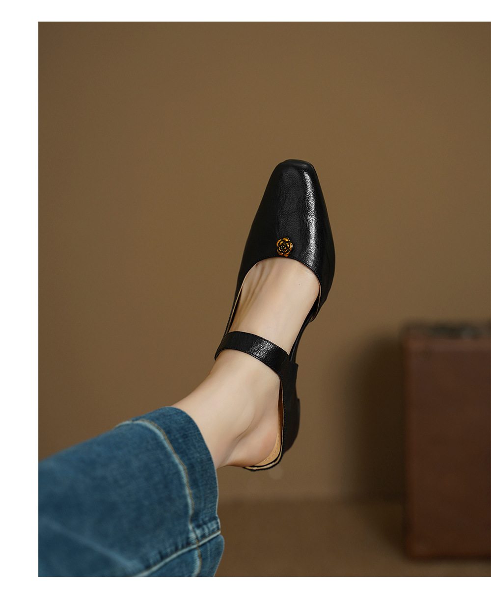 Dép sandal nữ da dê mũi kín họa tiết hoa sơn trà, đế bệt dáng lười — màu nâu chi tiết 10