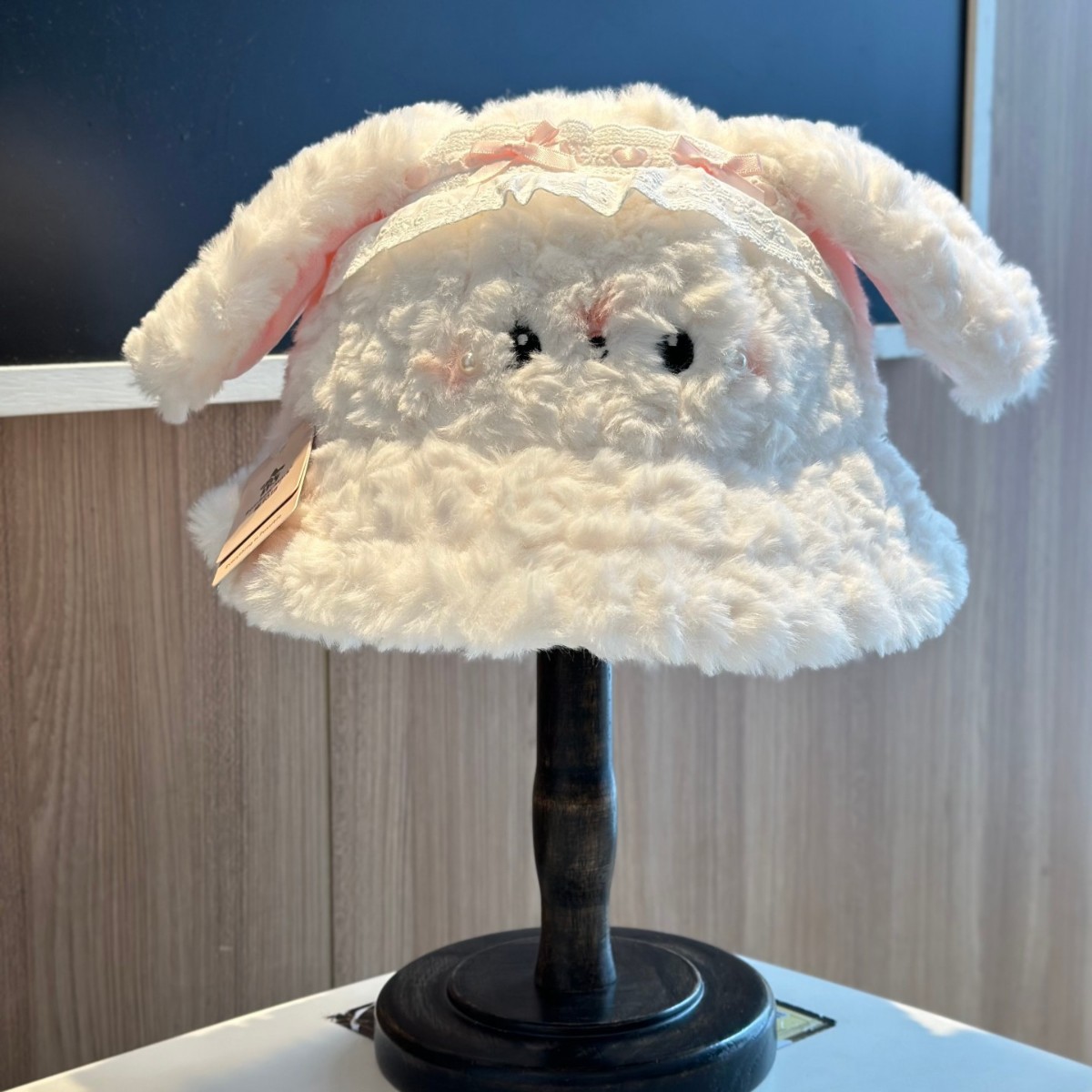 Sweet and cute rabbit-ear fisherman hat for women, a versatile winter hat that protects the ears, features a fluffy brim, makes the face appear smaller, and provides warmth