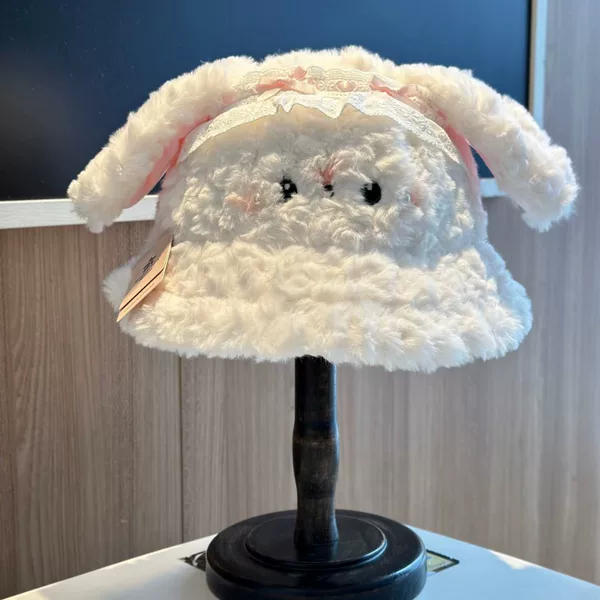 Sweet and cute rabbit-ear fisherman hat for women, a versatile winter hat that protects the ears, features a fluffy brim, makes the face appear smaller, and provides warmth