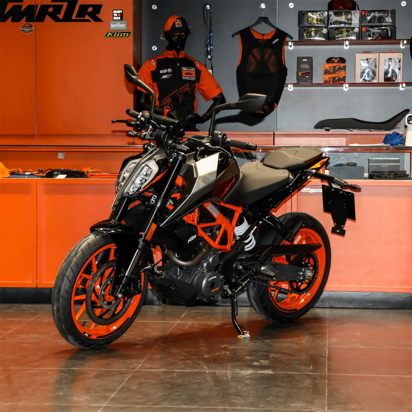 Мотоцикл KTM Duke 390, водяное охлаждение, уличный naked, электропокраска
