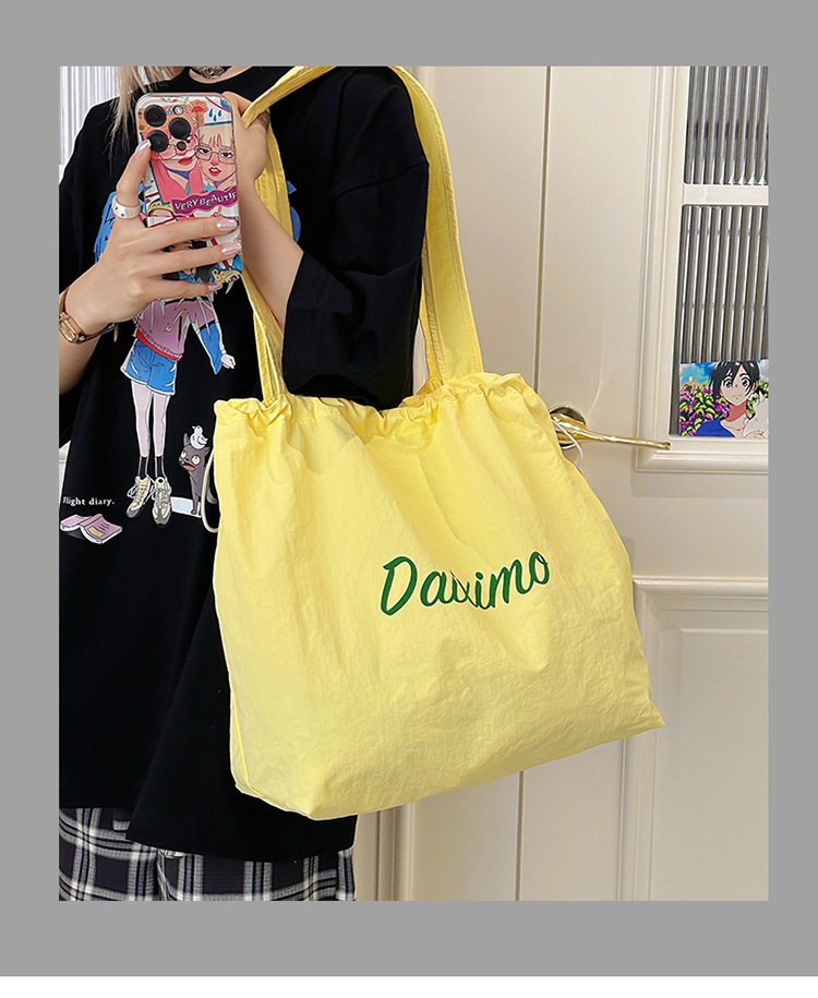 Solid color large-capacity tote bag 2025 bestseller, fashionable commuting lightweight handbag, laid-back style drawstring nylon bag for women details Picture