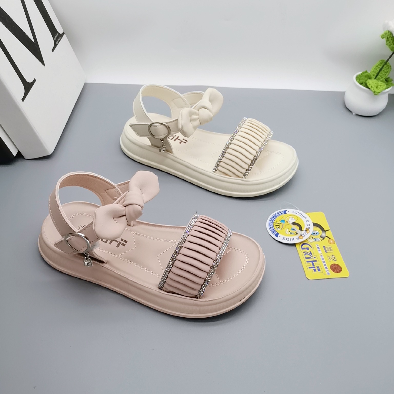 Verano caliente 2025 retro tesoro femenino 6-12 años a través de la red zapatos casuales antideslizantes tendón de res niñas zapatos de princesa para niños grandes