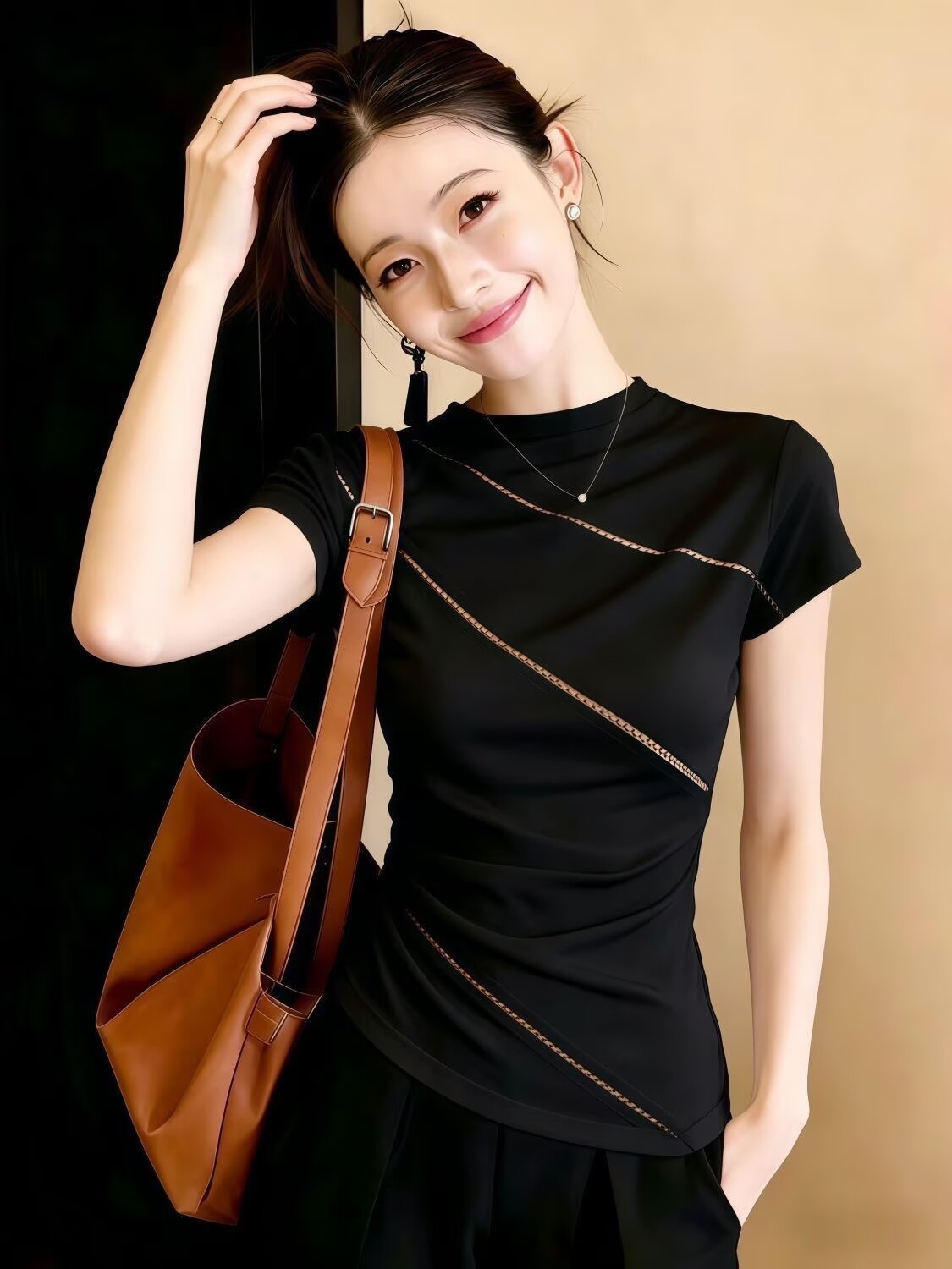 Áo thun nữ cổ tròn tay ngắn form thẳng vai thiết kế đơn giản — màu đen