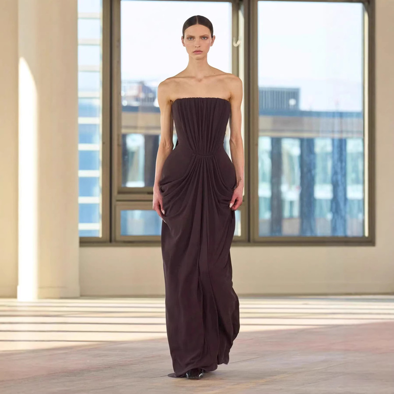 In stock | Brown Strapless Long Dress with Three-Dimensional Pleats, Simple and Elegant Runway Style Gown for Banquets and Wedding Hosting