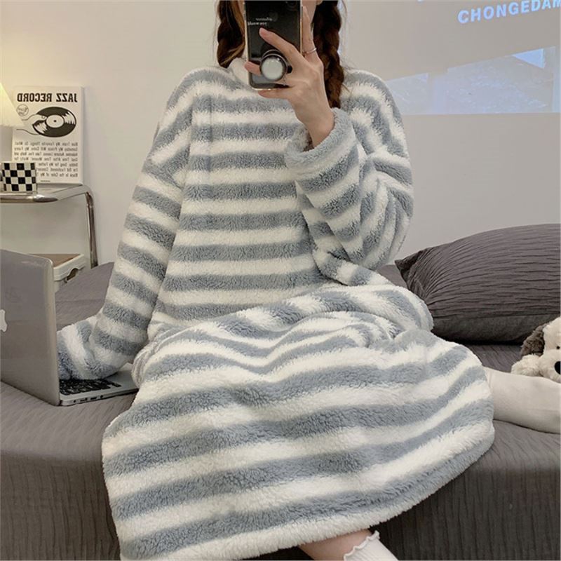 19.6 회색과 흰색 줄무늬