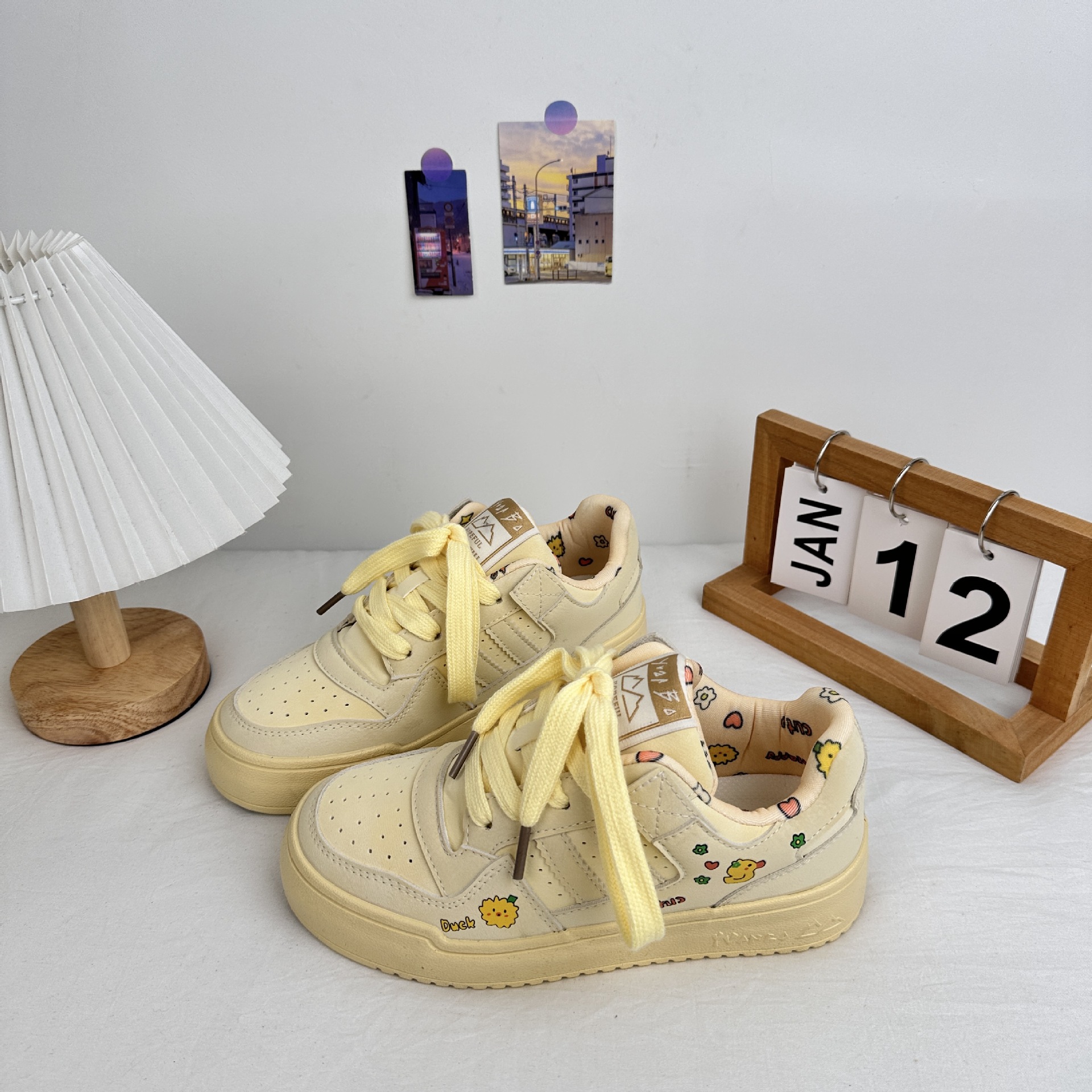 Estilo de campus zapatillas de deporte casuales para mujer 2025 primavera zapatos chic de todo fósforo zapatos blancos de suela gruesa zapatos de graffiti para estudiantes retro image 5