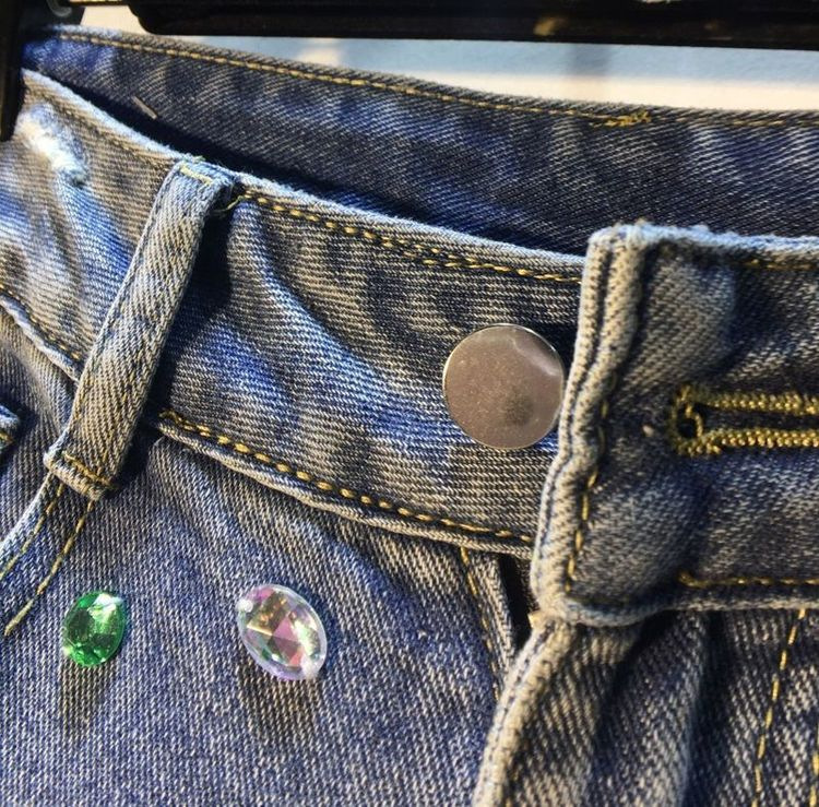 Damshorts med hög midja i denim med rhinestone och pärlor_voghion.com