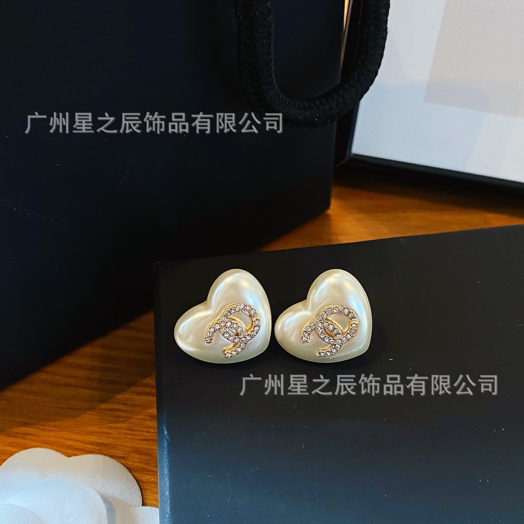 女性用のラベル付きダブルCホワイトピーチハートイヤリング、女性用ダイヤモンドハートイヤリング、工場卸売の実物写真