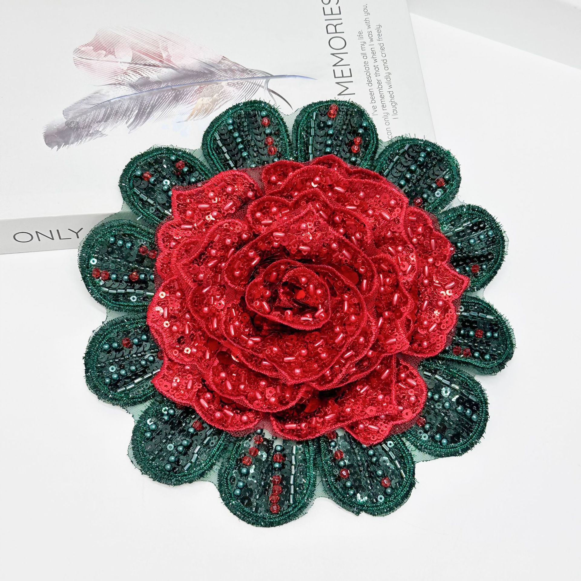 Europa y América rojo y verde diamante completo industria pesada broche exagerado rosa accesorios broche temperamento traje vestido vestido decoración de falda