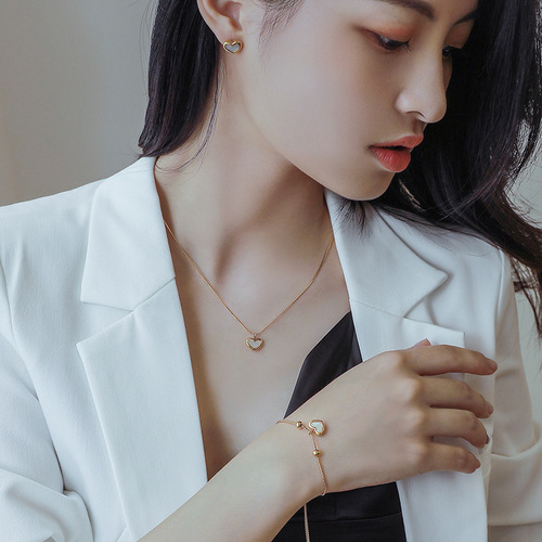 Shell love necklace women's summer light luxury niche simple cold style heart-shaped pendant clavicle chain versatile accessories
