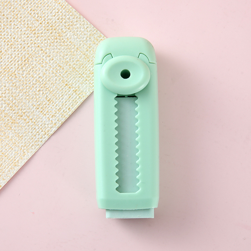 押し引き式の小学生の消しゴムは芯を取り替えることができます。|undefined