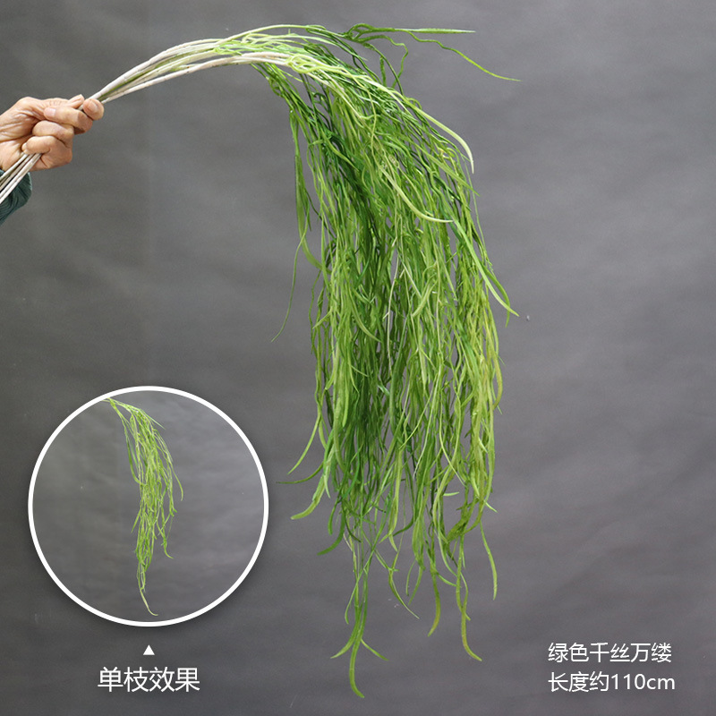 수천 개의 녹색 실이 있는 가지