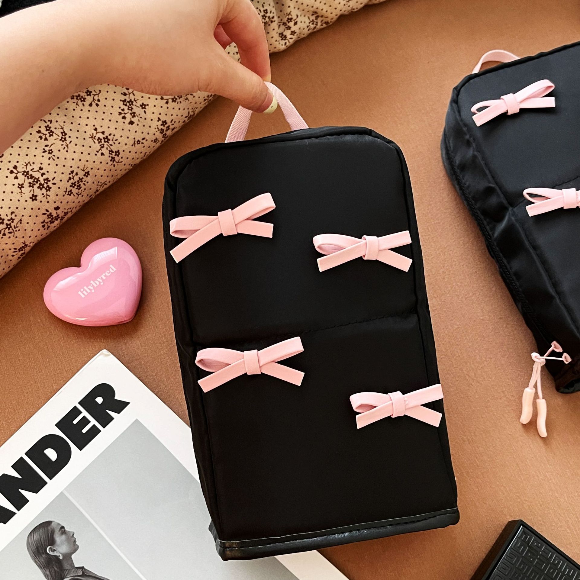 Nueva bolsa de maquillaje de gran capacidad de partición bolsa de maquillaje vertical pequeña bolsa de maquillaje portátil de cepillo de almacenamiento barril