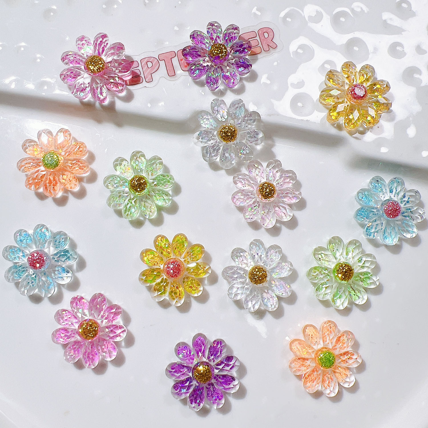 樹脂部品diyアクセサリー靴の花のコップにクリームを貼って子供の頭飾りabゴムの小さい清新な花を飾ります。