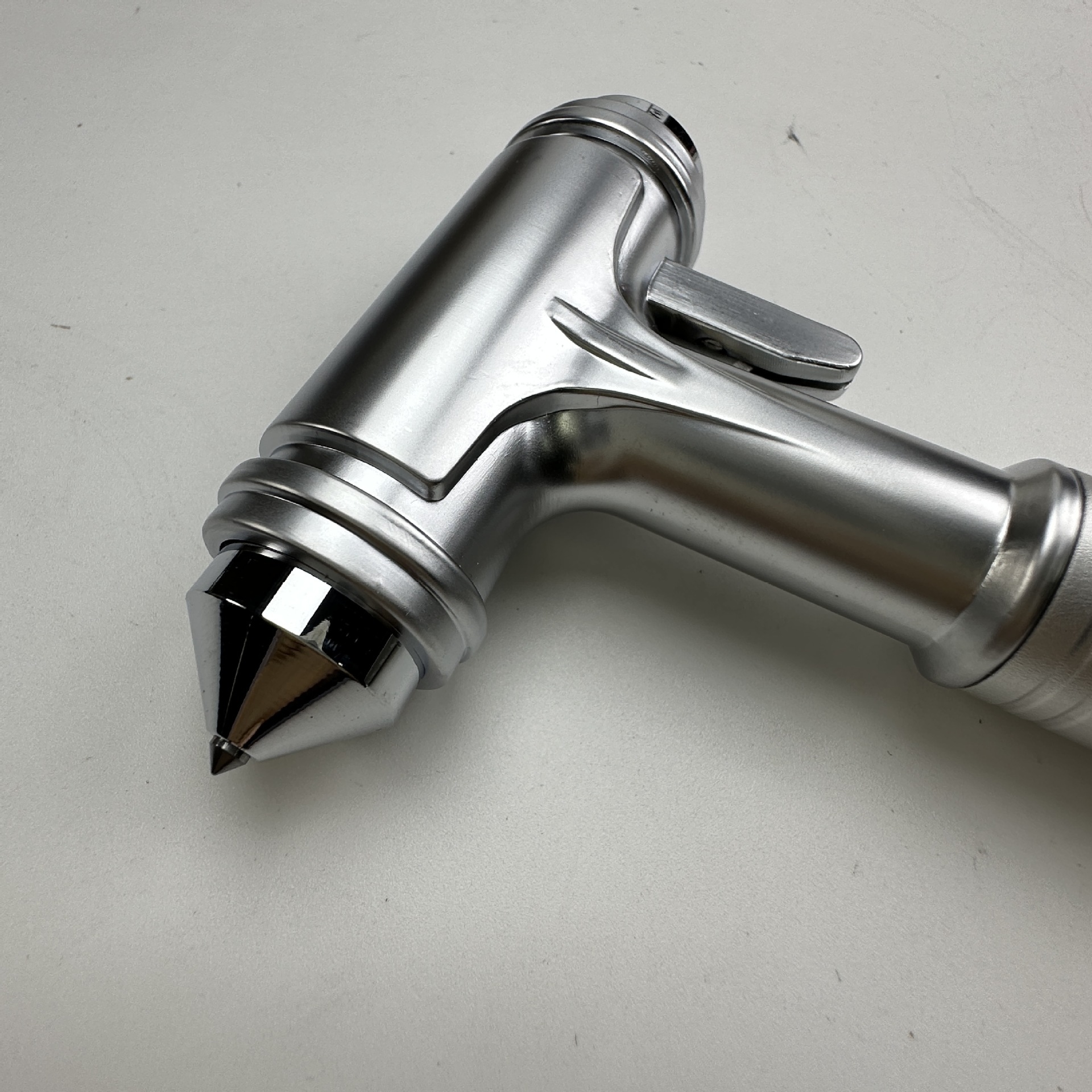 Directly supplied by the manufacturer, the car emergency safety hammer is made of solid all-metal tungsten steel with a built-in cutter for escape and self-rescue