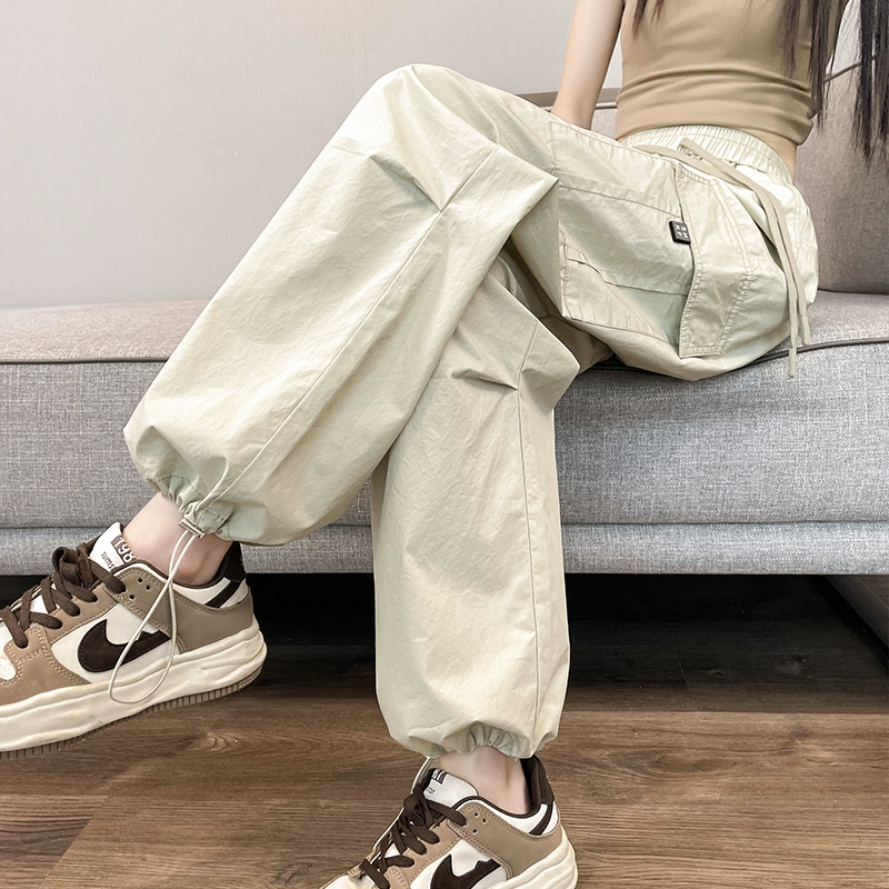 Женские брюки-карго в американском стиле, новинка 2025 года, летние тонкие модные крутые стильные миниатюрные узкие повседневные брюки с широкими штанинами