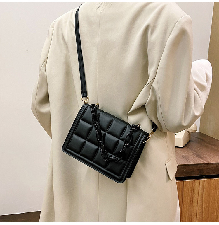 Women's Small Pu Leather Solid Color Streetwear Chain Square Magnetic Buckle Crossbody Bag display picture 4