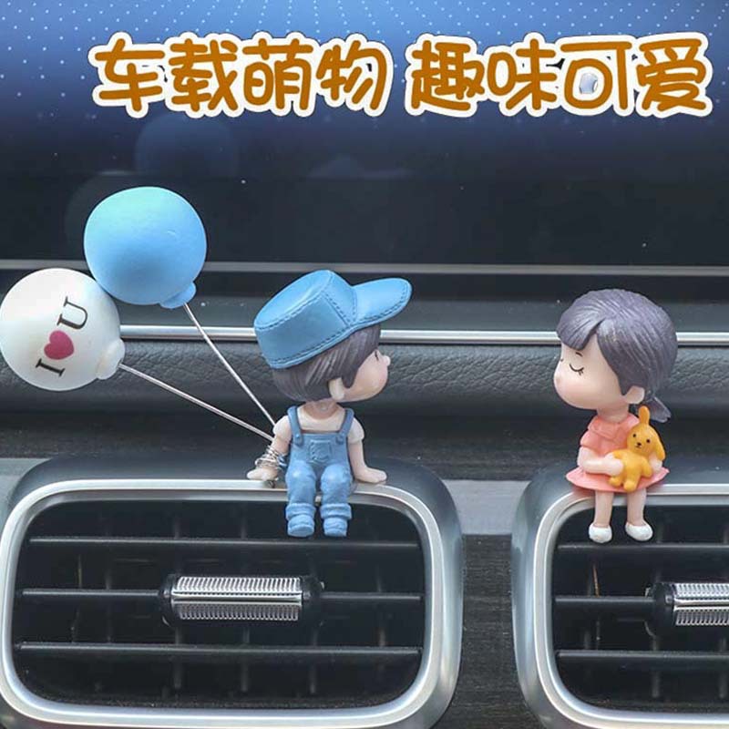 Adornos de coche de celebridades de Internet al por mayor accesorios de coche lindo beso pareja muñeca decoración de coche eléctrico