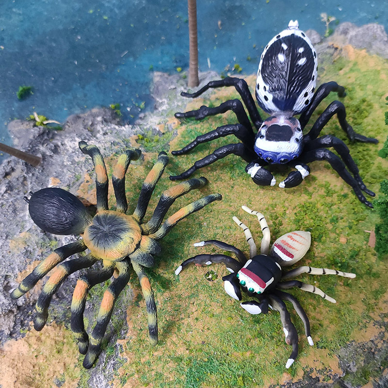 Transfronterizo de exportación simulación insecto modelo animal juguete rojo y azul salto araña Pavo Real araña patrón horizontal mosca araña adornos estáticos