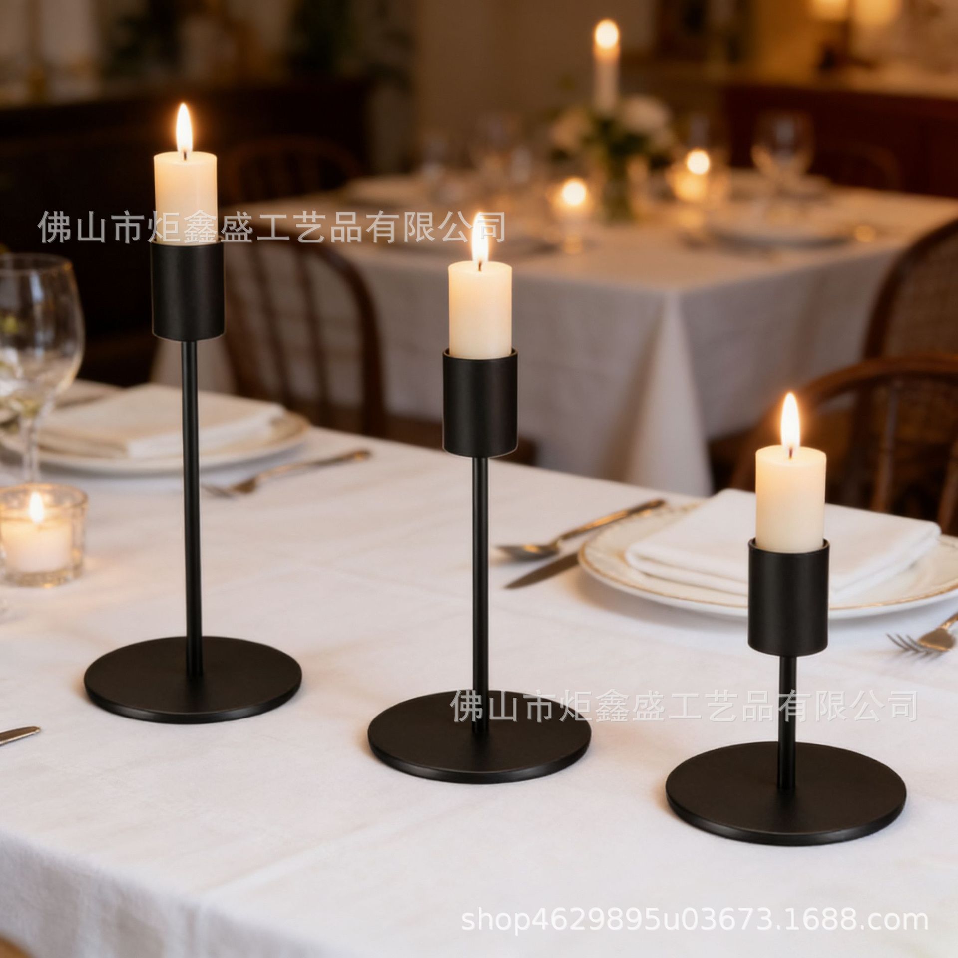 Suministro directo transfronterizo de candelabros de metal dorado de estilo europeo, decoración de mesa de lujo ligero, cena de bodas a la luz de las velas, instalación de candelabros