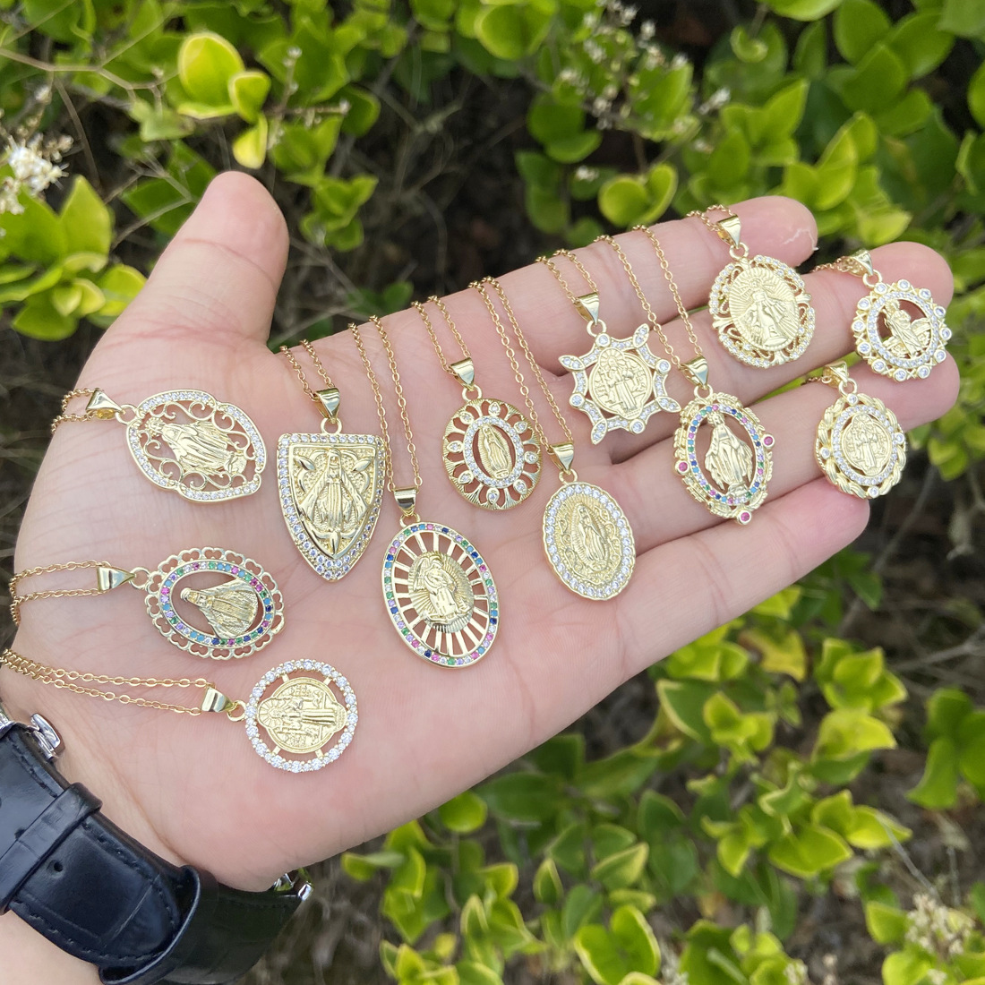 Copper hollow Zircon-Laid decor Necklace