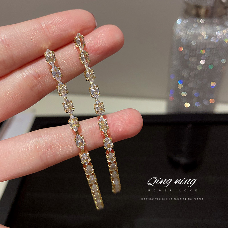Agujas de plata transfronterizas flores de zircón aretes de bordillo estilo de moda pernos de auriculares lujosos de alto nivel de diseño de auriculares nicho