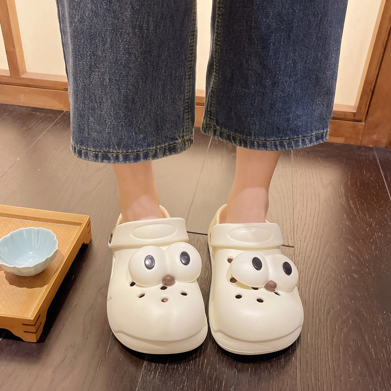 큰 눈을 가진 개와 흰색