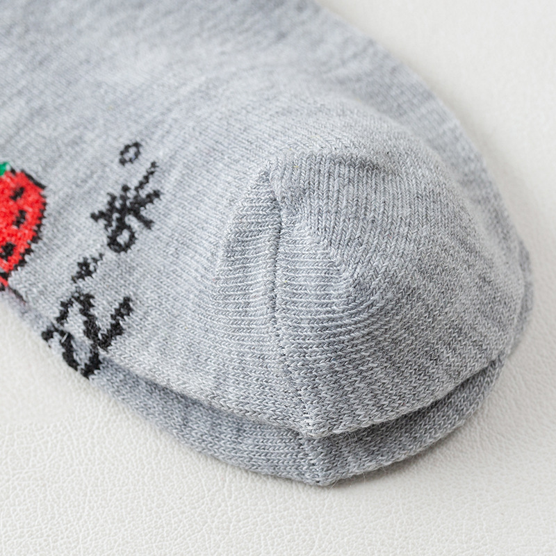 Los calcetines invisibles de corte bajo con patrón de fresa para niñas de estilo japonés de punto son calcetines de algodón suaves transpirables absorbentes de sudor
