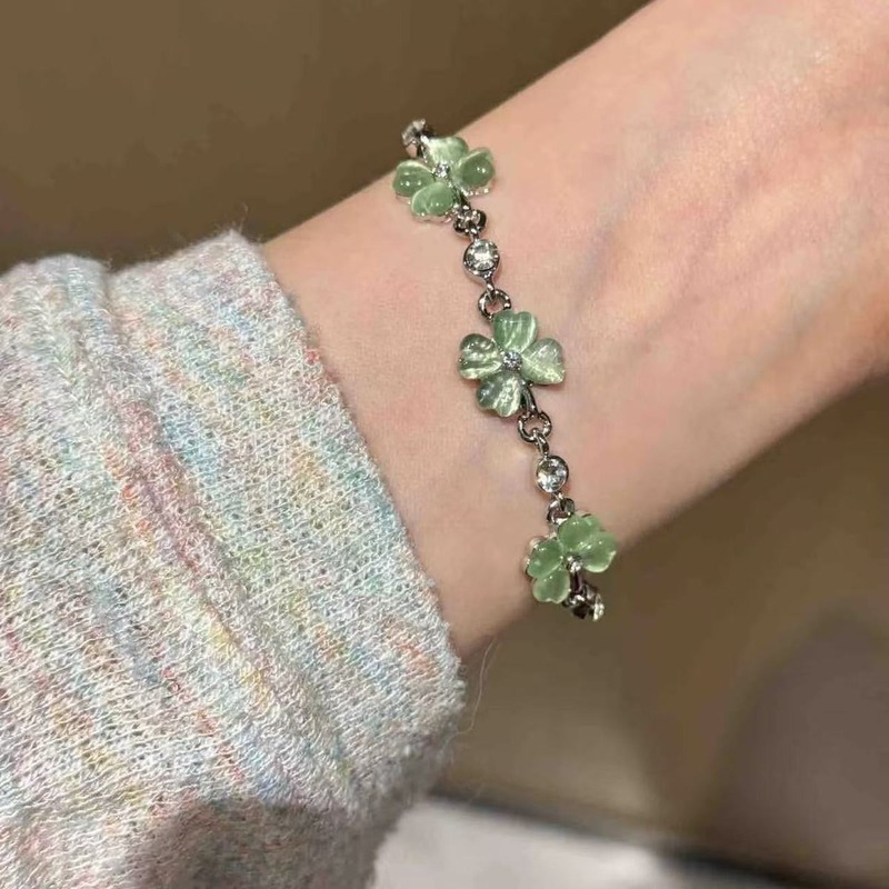 Summer Fresh Green Four-Leaf Clover Bracelet for Women, Cool Dream Core Feeling Clover Bracelet Ins Style Cat's Eye Stone Bracelet