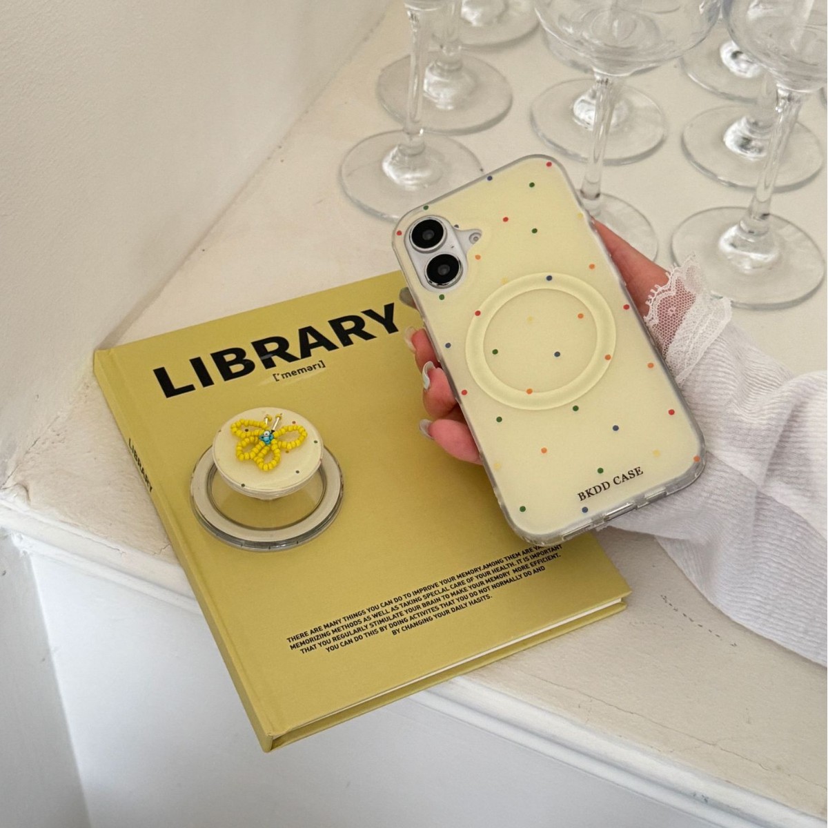 El arco de lunares de color ins es adecuado para iPhone15/16 funda para teléfono móvil 14Pro magnético 16ProMax femenino 13P