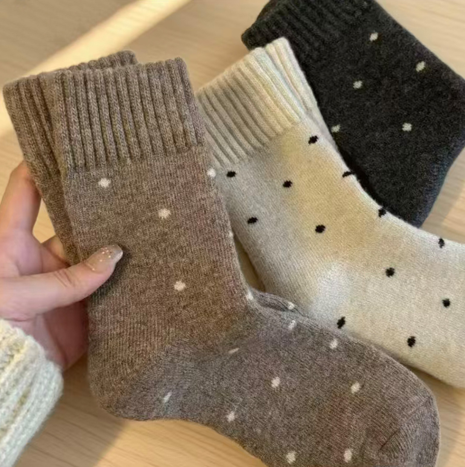 Calcetines de mujer caliente otoño y invierno más veludo engrosado nuevo punto de onda bucle tubo medio lindo versátil retro calcetines de pila