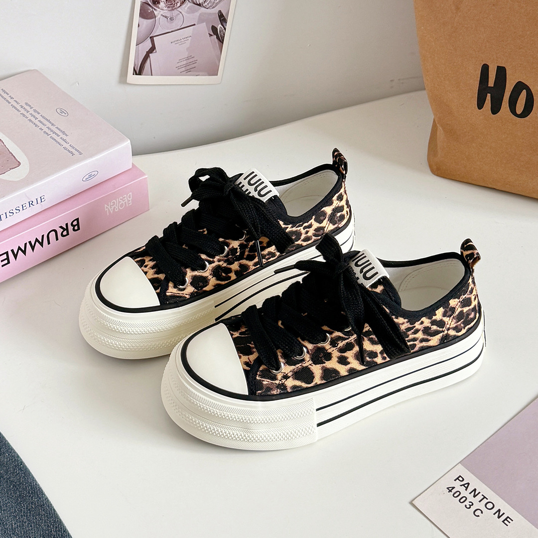 Estilo de Hong Kong nicho zapatos de lona de suela negra y gruesa mujer 2025 nuevos zapatos deportivos de tablero estudiantil h1323 a principios de otoño