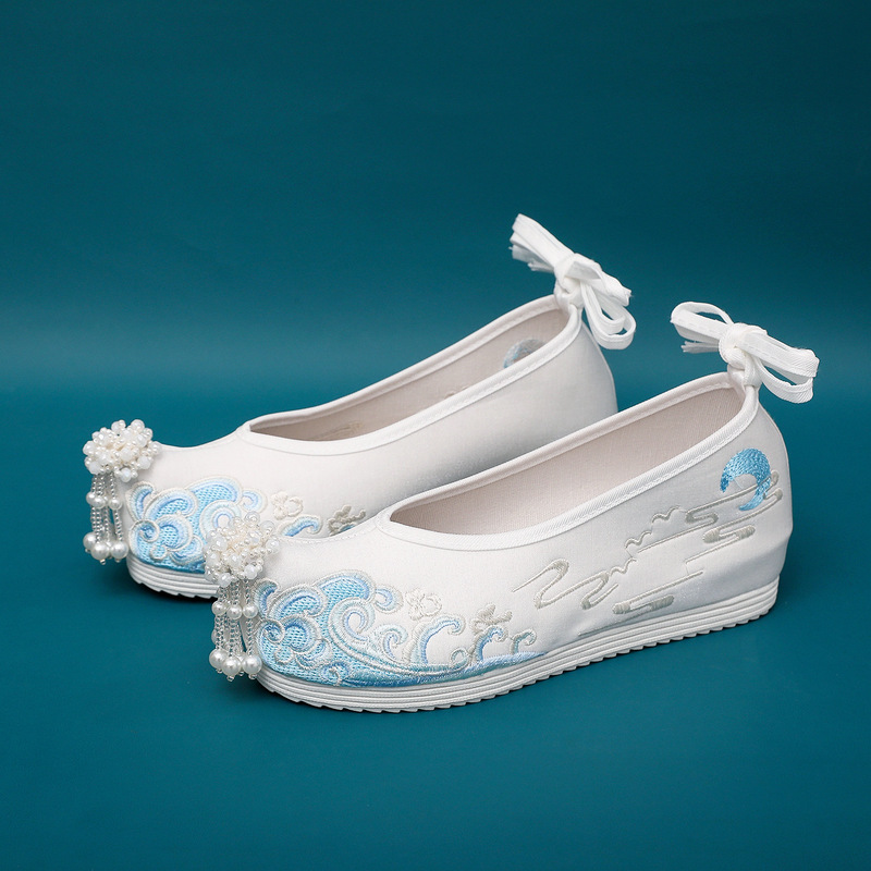 Blue sea within the new increased hanfu female costume collocation shoes become warped head national wind pearl Ming antique embroidered shoes