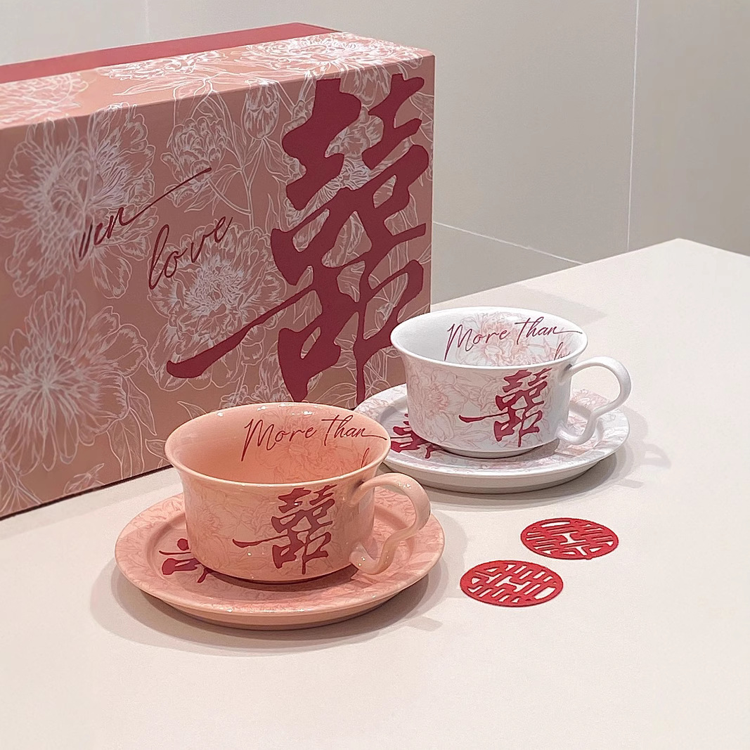 Send married couple friends girlfriends relatives newlyweds happy word toast cup creative engagement personality high-end practical