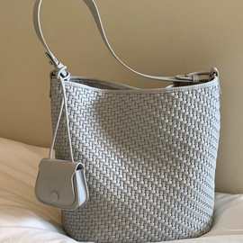 南风Chio2nd 云汀微澜水桶包包女式2025新款编织包通勤单肩大包