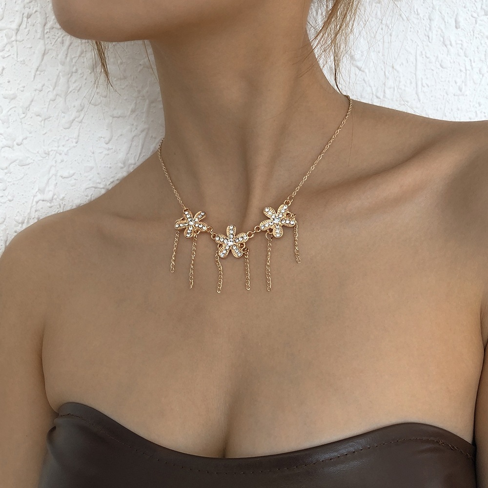 European And American Simple Single-layer Necklace Diamond Tassel Flower Necklace Retro Clavicle Chain display picture 2