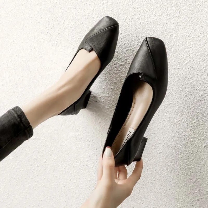 2026 primavera nuevo zapatos de cuatro estaciones con suela suave de mediana edad zapatos de madre de tacones gruesos estilo británico zapatos de cuero de trabajo casuales cómodos