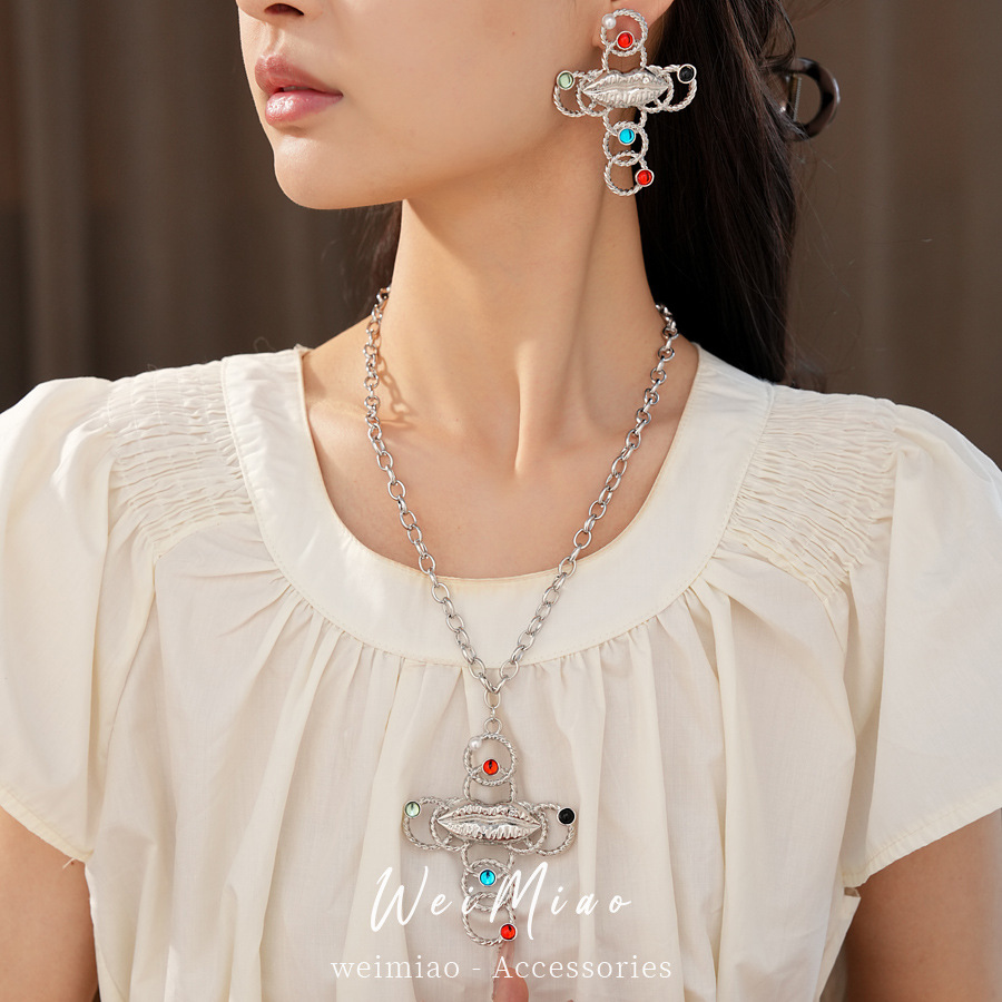 Resina labios cruz collar de perlas personalidad nicho exagerado cadena de suéter de lujo ligero conjunto de joyería de lujo mujer