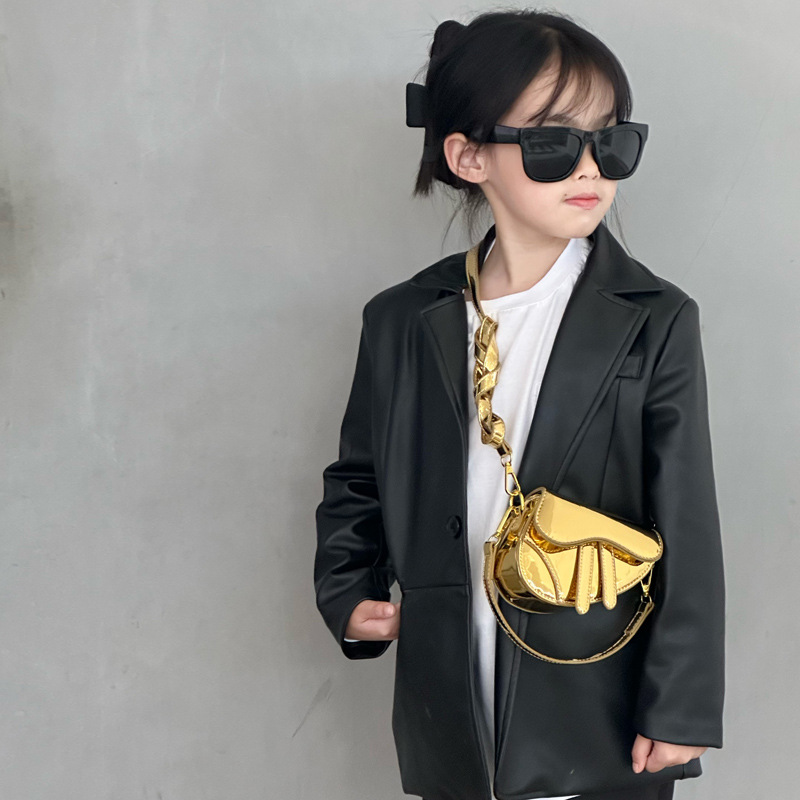 Nuevo bolso de hombro para niñas estilo coreano con acabado brillante, bolso de sillín infantil de color sólido a la moda, bolso moderno para niños para comercio transfronterizo.