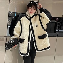 羊羔毛外套女设计感欧货年冬季新款宽松显瘦拼接机车棒球棉服