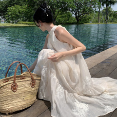 2023夏服フランス杏色刺繍首掛けワンピース袖なし肩なし大きいスカートリゾート風ロングスカート女性