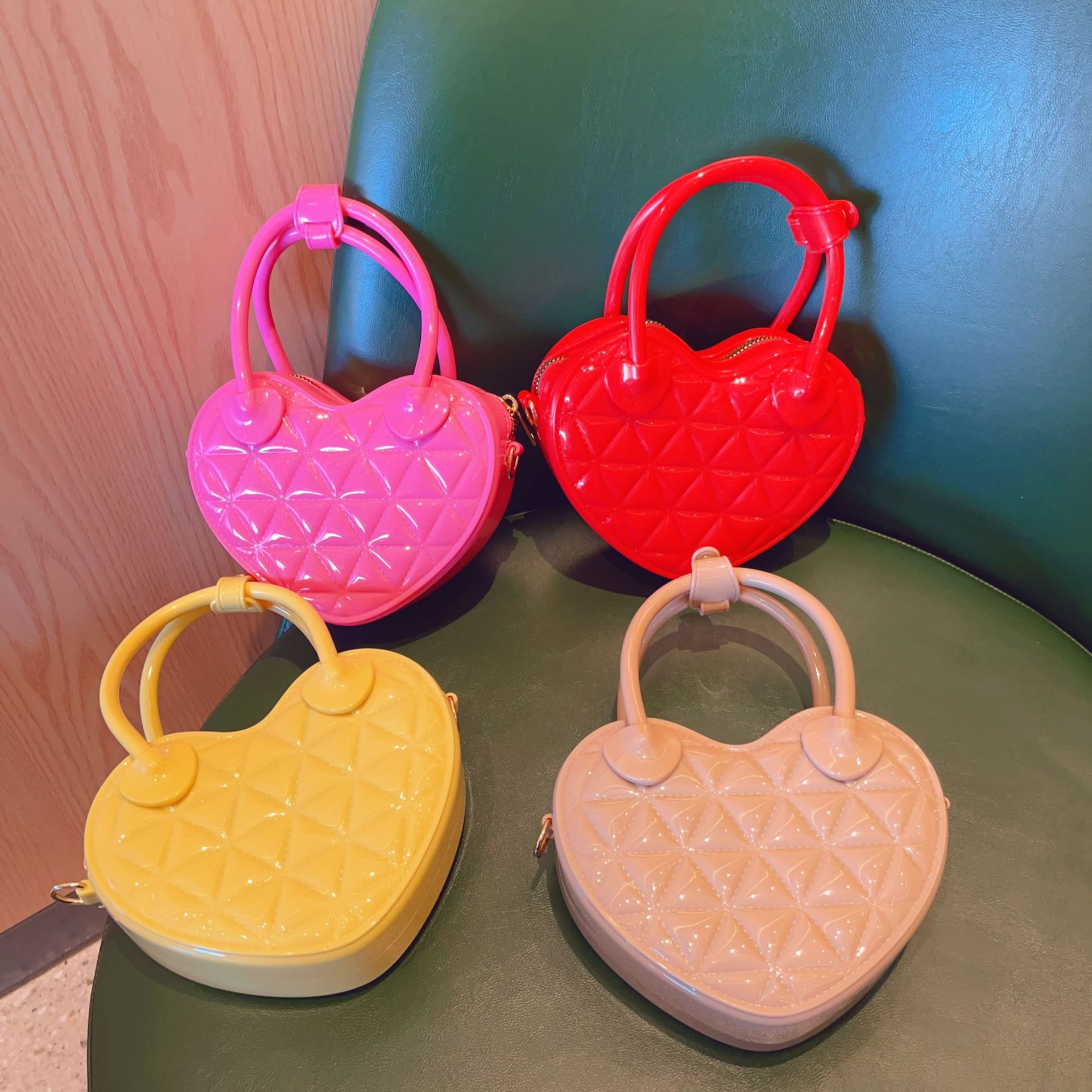 New PVC jelly bag for early spring 2025, heart-shaped hand-held small bag, diamond-shaped single-shoulder crossbody ladies' bag, sweet small bag Application Scenario