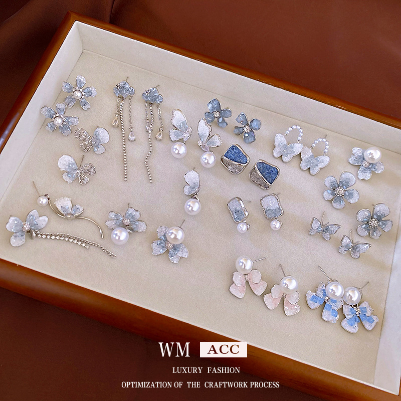 Luz de lujo de alta calidad pendientes de moda pendientes de temperamento fábrica al por mayor Aguja de plata azul cristal flor perla pendientes