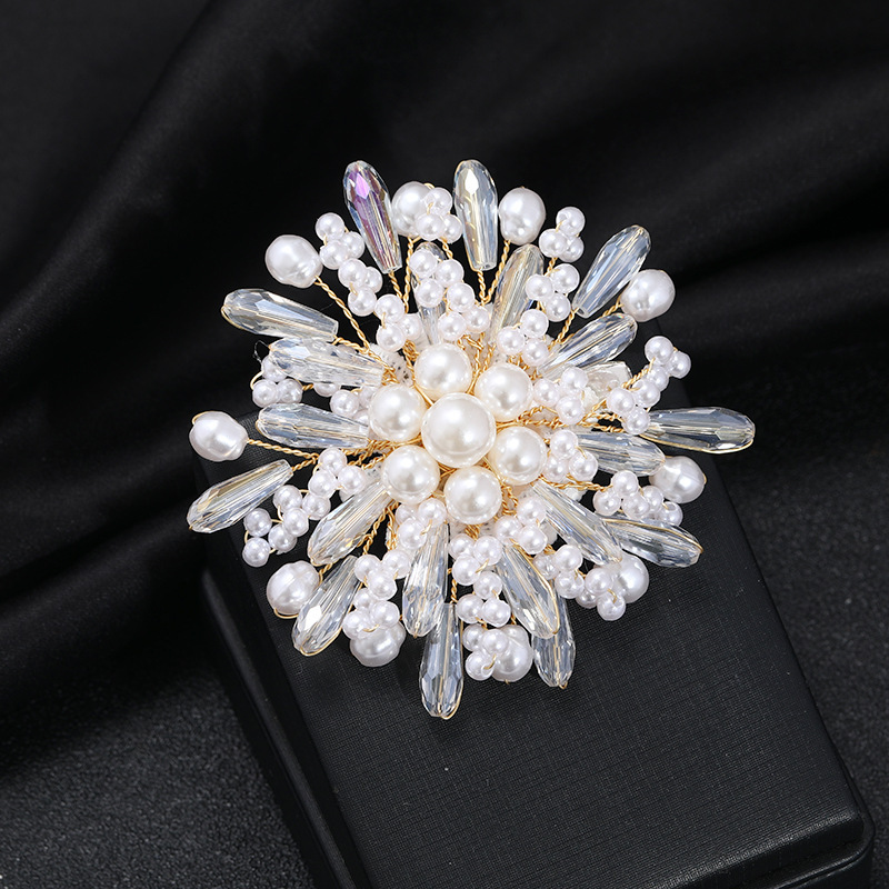 Elegante elegante de lujo broche de perlas de imitación de moda de las mujeres todo fósforo copo de nieve PIN de alta gama elegante ramillete ACCESORIOS DE LA CAPA