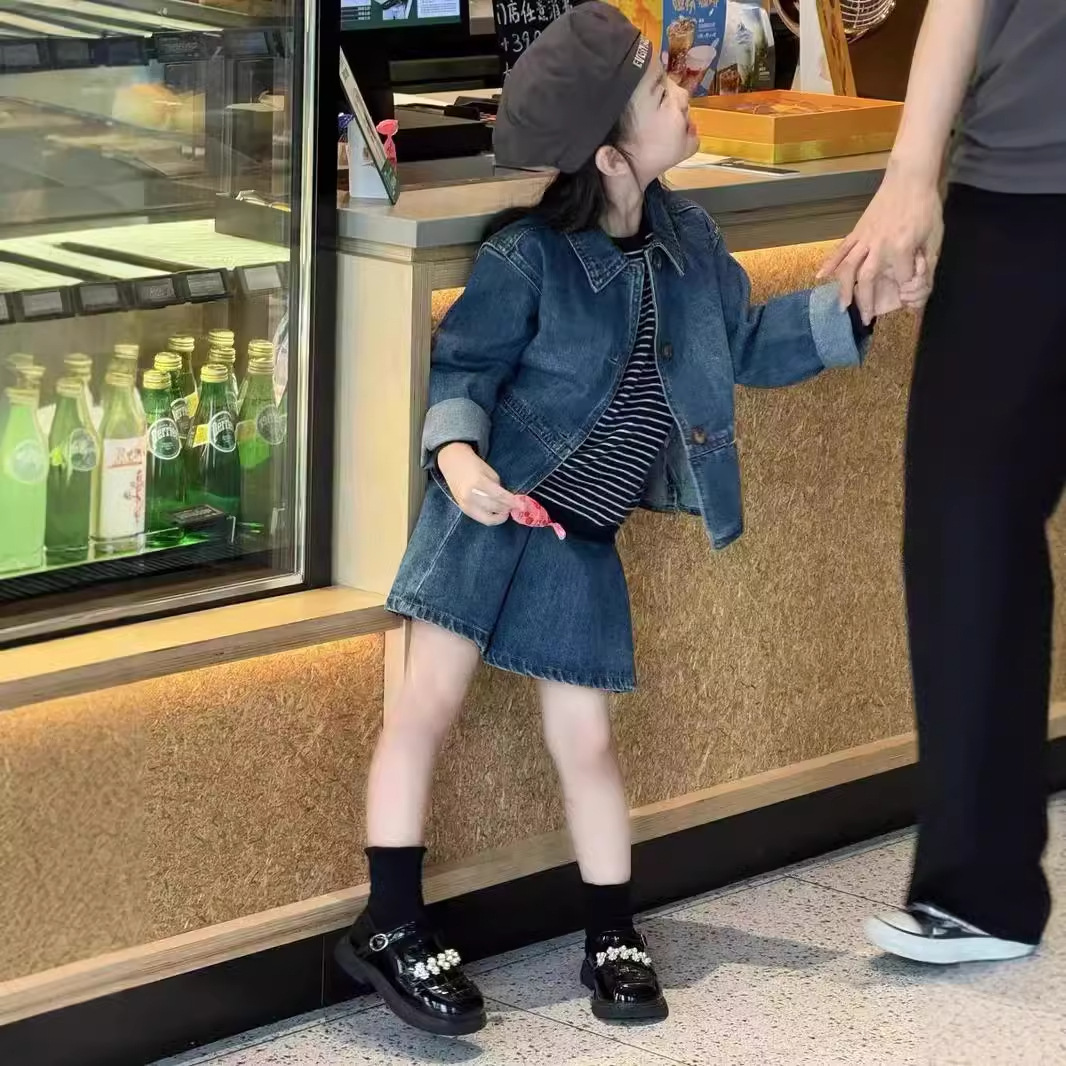 가죽 라벨 데님 옷깃 코트와 주름 치마를 입은 소녀 세트 2025 봄과 가을 새로운 대외 무역 아동복