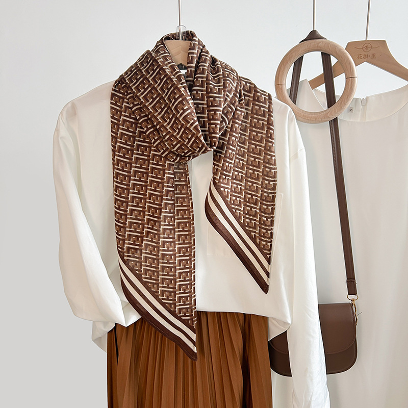 Bufanda paralela Bufanda de temperamento de moda de primavera y otoño para mujer Bufanda de seda de imitación Bufanda paralela impresa de disposición repetida de alta calidad