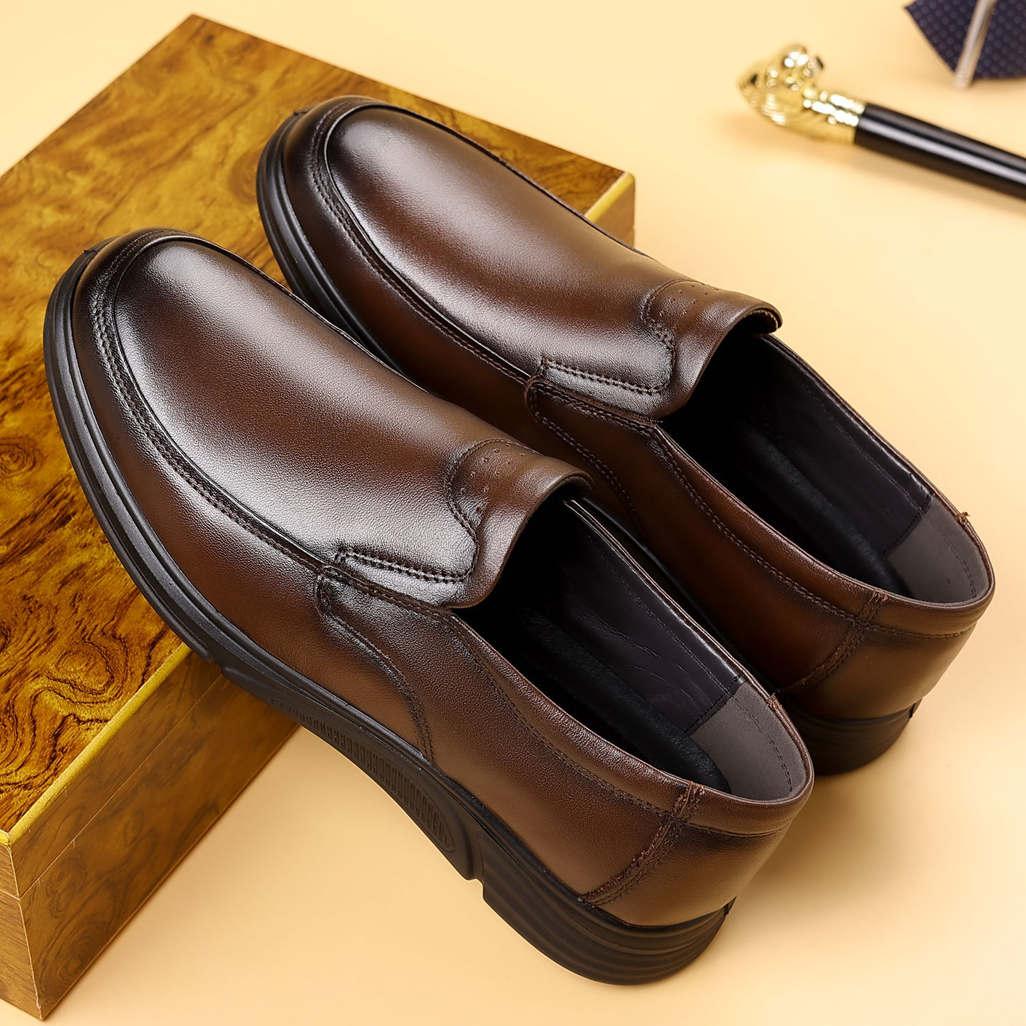 2026 New Men's Leather Shoes, Top Layer Cowhide Casual Shoes, Soft Sole Genuine Leather, Slip-on Men's Shoes for Middle-Aged and Elderly Fathers
