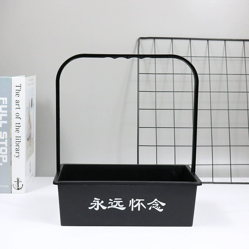 Пластиковая цветочная корзина поклоняется гробнице Цинмин, черный прямоугольник всегда скучает по цветочной корзине