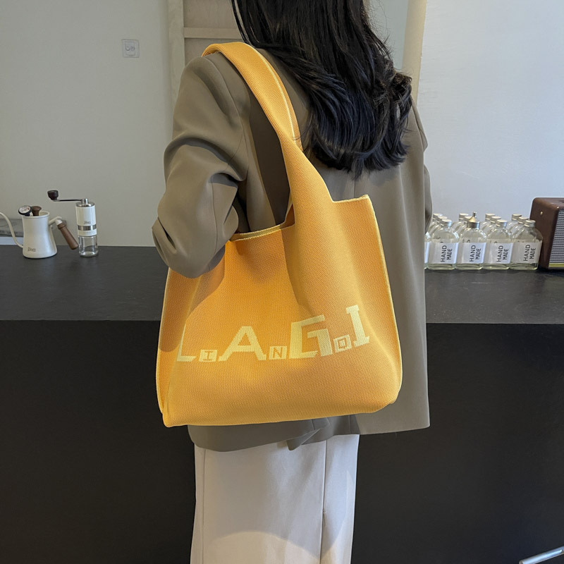 Knitted bag, simple and large-capacity single-shoulder bag, fashionable striped bucket bag for students going out, new tote bag for commuting to work Application Scenario