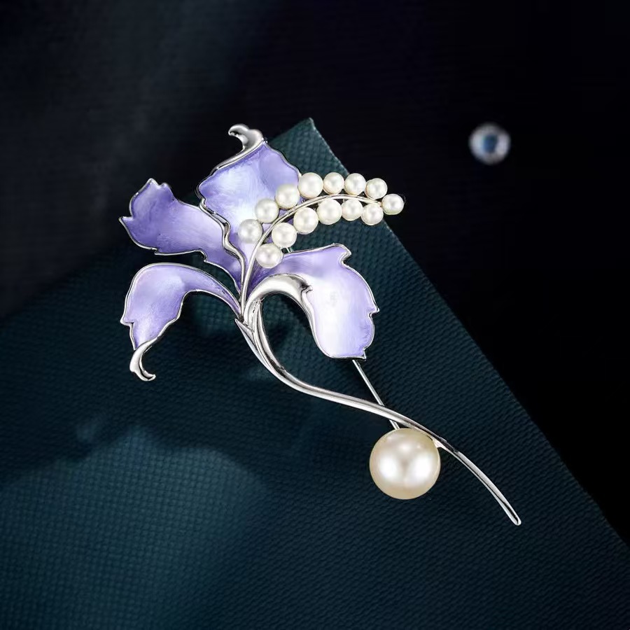 High-end, exquisite two-tone enamel lily brooch, a unique and eye-catching piece with pearl tassels, a delicate and elegant pin, a new style of corsage